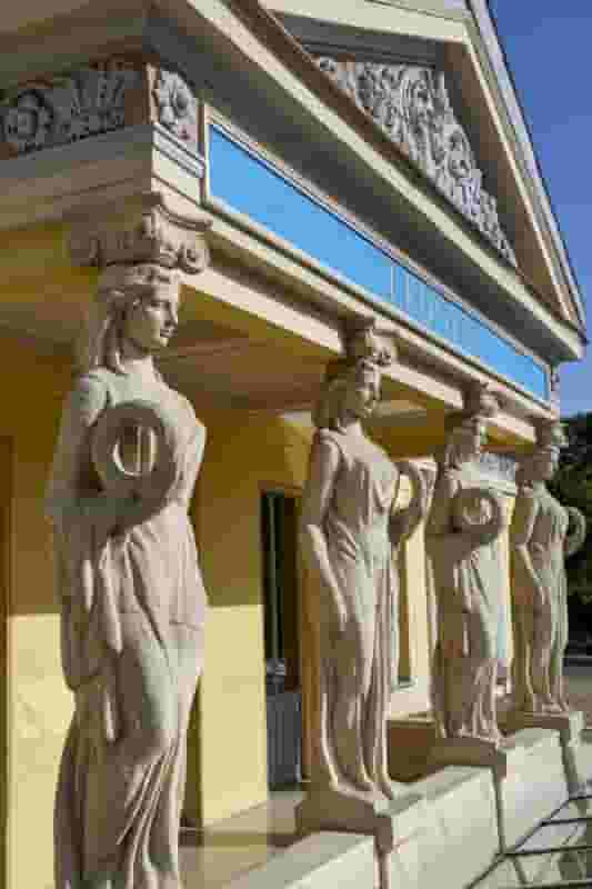 Les Cariatides