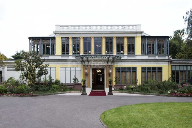 Les Cariatides at Pavillon Ledoyen, elegant venue for corporate events and gatherings.