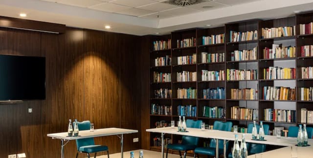 Meeting Room 1 at NH Berlin: modern setup, natural light, ideal for workshops and meetings.
