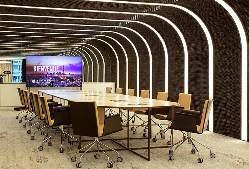 C2 Immersive Floor conference room with sleek table for impactful meetings in Paris.