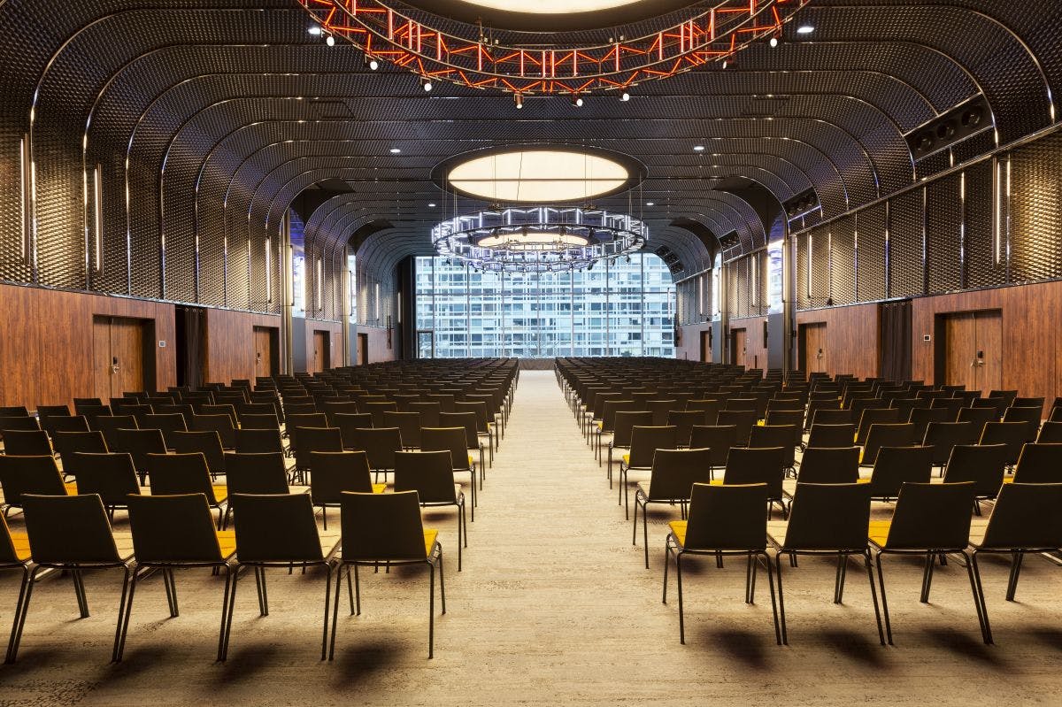 C2 Immersive Floor event hall in Pullman Paris, spacious with modern design for conferences.