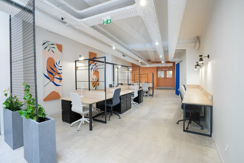 Modern coworking meeting room with vibrant decor, ideal for events and workshops.