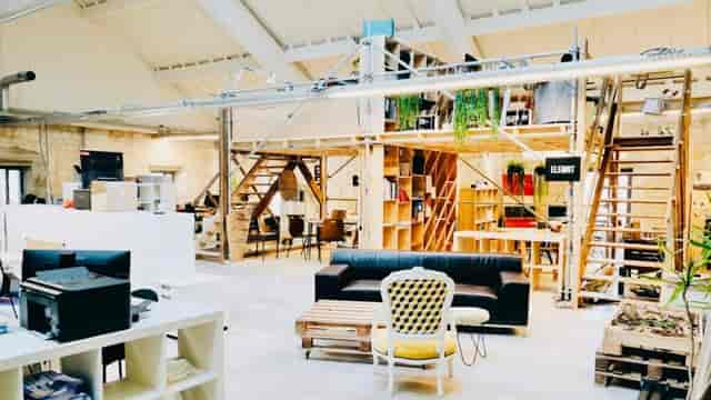 Modern event space at Koven Coworking with natural light, ideal for workshops and networking.