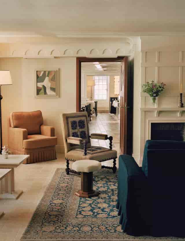 Cozy meeting space in Suite Voltaire, perfect for brainstorming and collaboration.