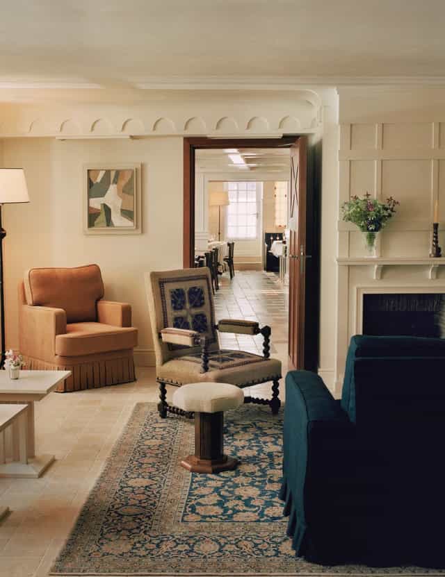 Cozy meeting space in Suite Voltaire, perfect for brainstorming and collaboration.
