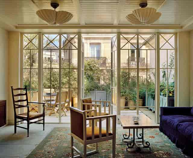 Bright meeting space in Suite Voltaire, perfect for gatherings and brainstorming sessions.