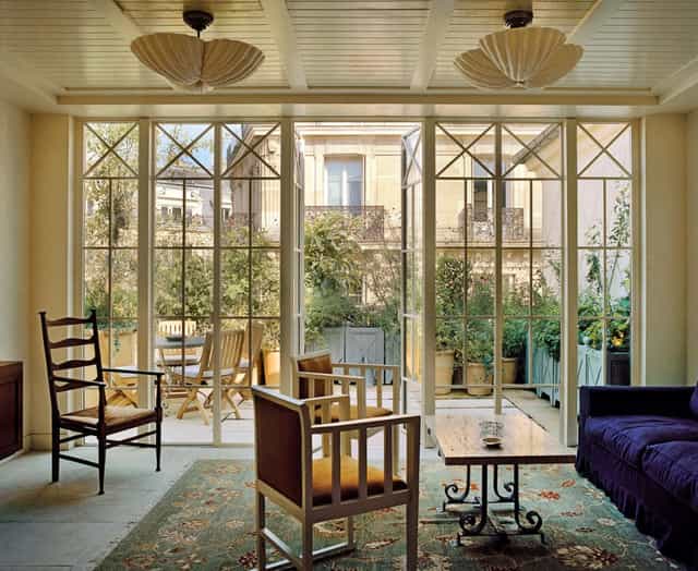 Bright meeting space in Suite Voltaire, perfect for gatherings and brainstorming sessions.