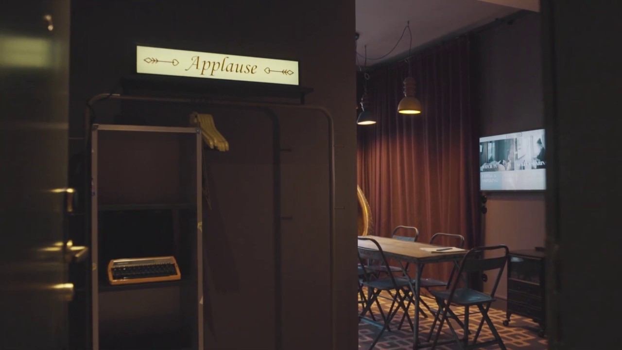 Stylish meeting room "Applause" at 25hours Hotel Paris, perfect for workshops and presentations.