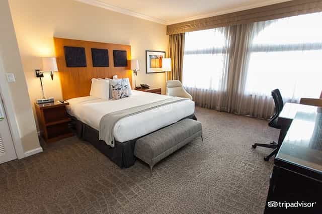 Spacious Marriott Marquis hotel room in San Francisco for events and gatherings.