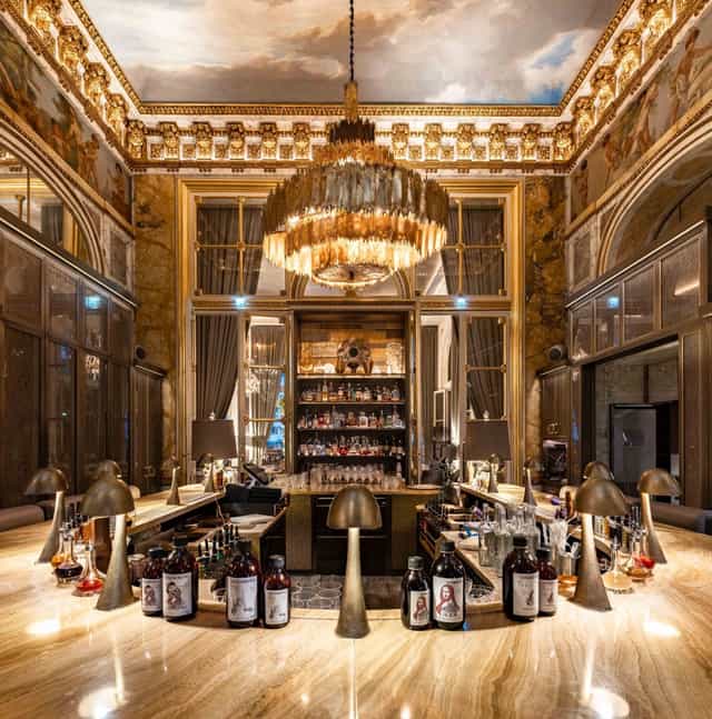 Sophisticated bar at Hôtel du Collectionneur, ideal for upscale events and cocktail hours.
