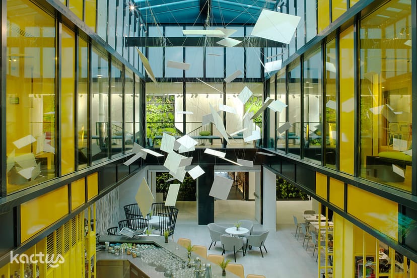 Modern event space at Quai n°6, Paris Gare de Lyon, ideal for meetings and networking.