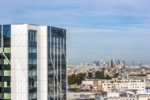 Modern hotel at Quai n°6, Paris Gare de Lyon, ideal for corporate events and meetings.