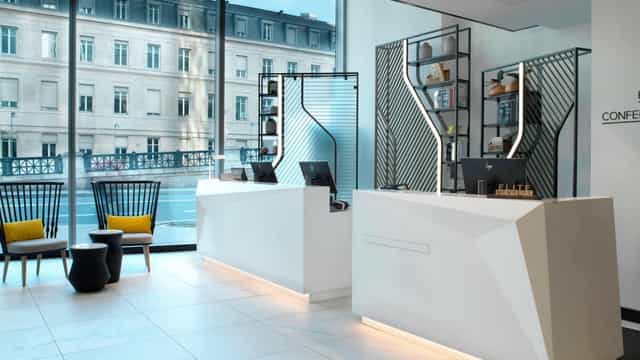 Modern reception area at Plenary, Courtyard Paris Gare de Lyon for meetings and events.