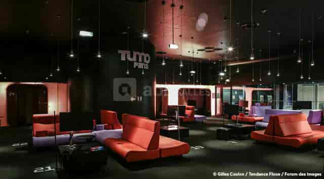 Modern lounge area at La Rotonde, vibrant furniture for meetings and events.