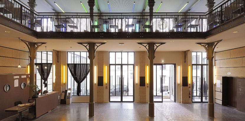 Modern event venue Bar & Mezza with high ceilings, ideal for meetings and networking.