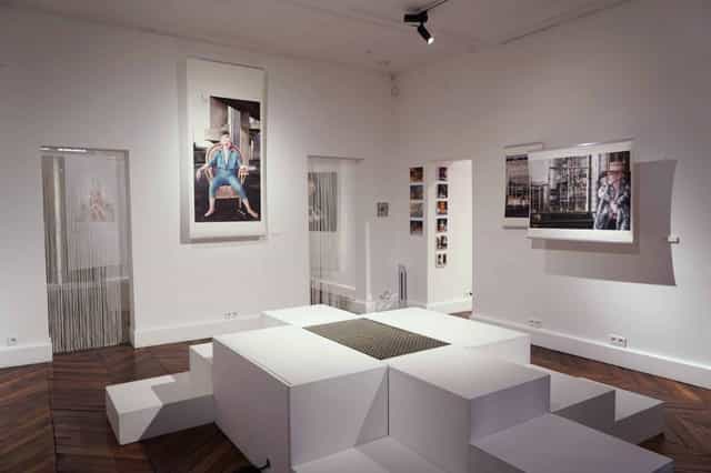 Marylin Monroe in a chic art gallery, perfect for intimate events and exhibitions.