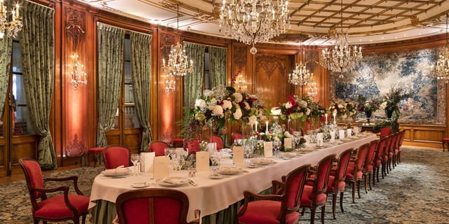 Elegant banquet table in Le Bristol Paris, perfect for gala dinners and corporate events.