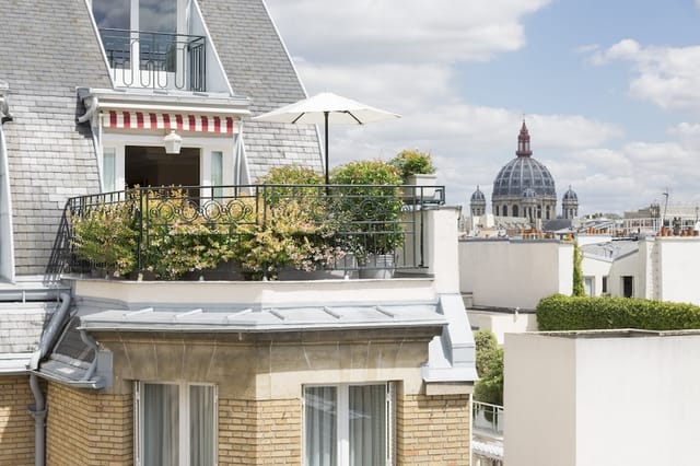 Rooftop terrace at Le Bristol Paris with greenery, ideal for intimate events and networking.