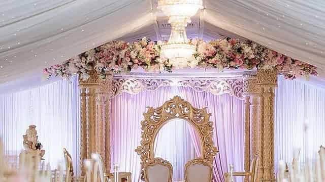 Chandelier lit Pavilion