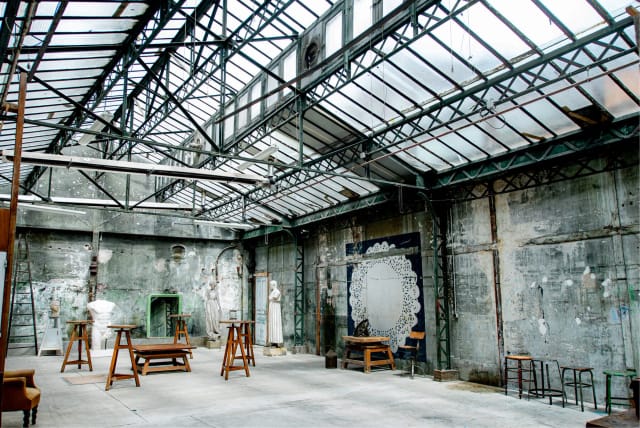 Industrial event space in Artefact Paris with exposed beams, ideal for creative workshops.