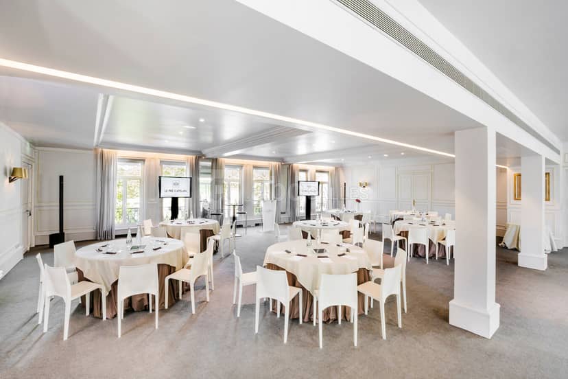Louis XVI event space with round tables, ideal for corporate meetings and banquets.