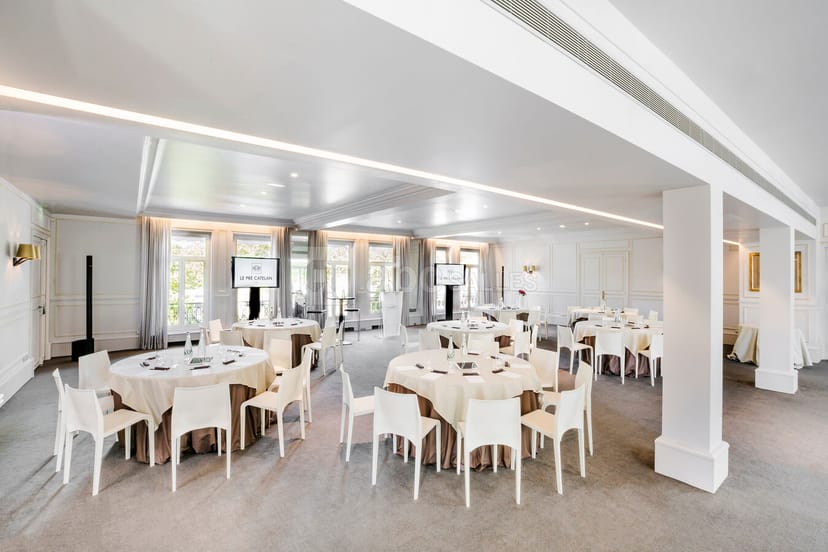 Louis XVI event space with round tables, ideal for corporate meetings and banquets.