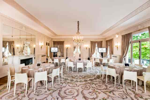 Louis XVI meeting space with elegant decor for corporate events and gatherings.