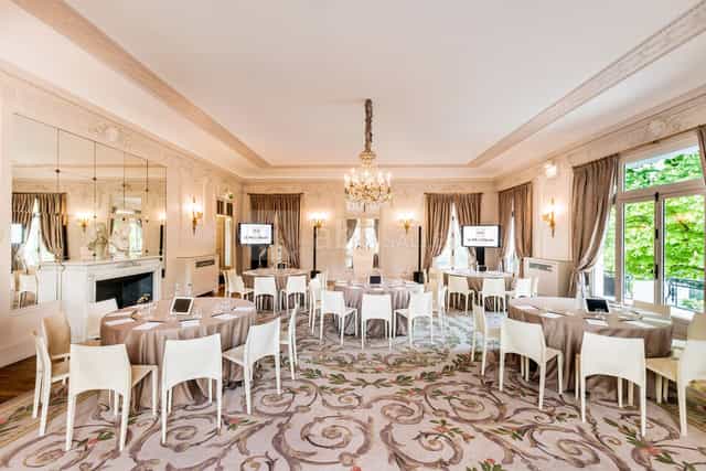 Louis XVI meeting space with elegant decor for corporate events and gatherings.