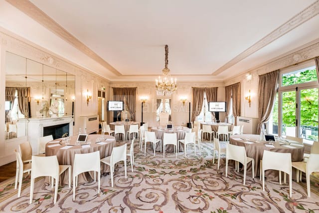 Louis XVI meeting space with elegant decor for corporate events and gatherings.