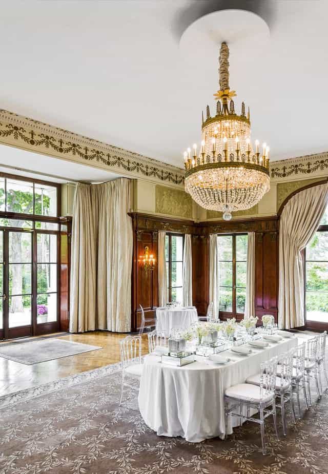 Elegant event space at Le Pré Catelan with grand chandelier, ideal for weddings and gatherings.