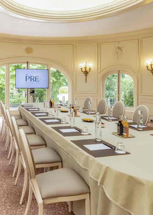 Elegant meeting room at Empire, Le Pré Catelan, perfect for corporate events and presentations.