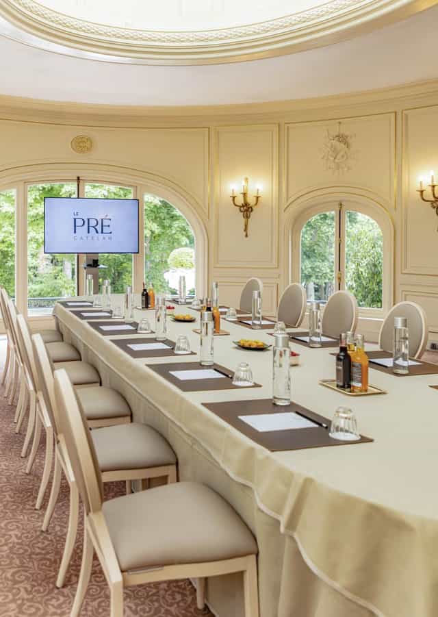 Elegant meeting room at Empire, Le Pré Catelan, perfect for corporate events and presentations.