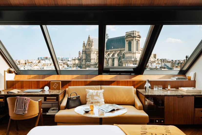 Modern meeting space with panoramic view at Hôtel Madame Rêve, ideal for events and brainstorming.