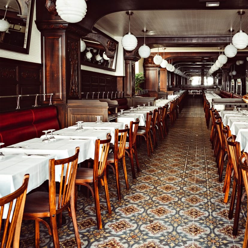 Spacious event restaurant in Colmar, featuring elegant tables and warm decor.