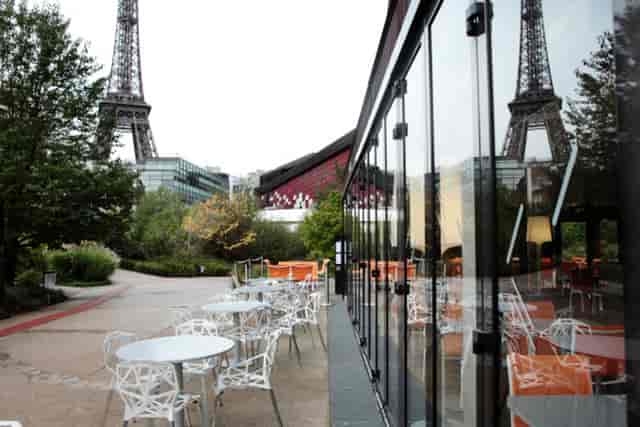 Le Café Jacques outdoor venue with Eiffel Tower, perfect for Paris events and gatherings.