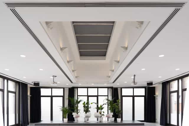 Valle Inclán Room in Madrid: modern event space with natural light for meetings and gatherings.