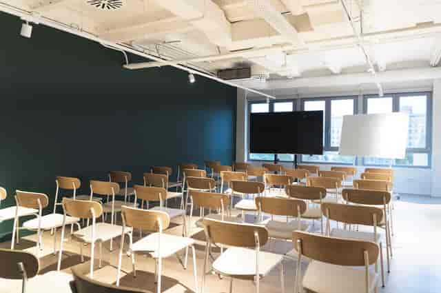 Workshop Room at Cloudworks Castellana, featuring a large screen for presentations.