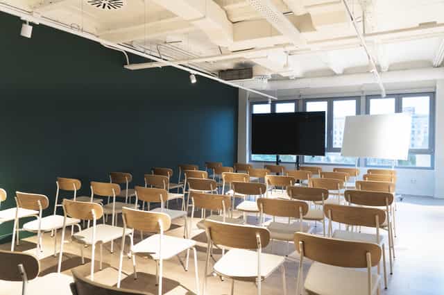 Workshop Room at Cloudworks Castellana, featuring a large screen for presentations.