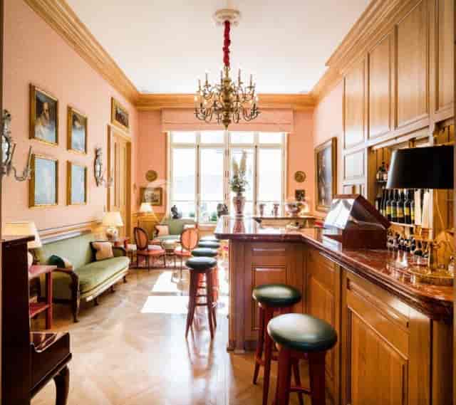 Seymour Weller in elegant lounge at Le Clarence, ideal for networking events and meetings.