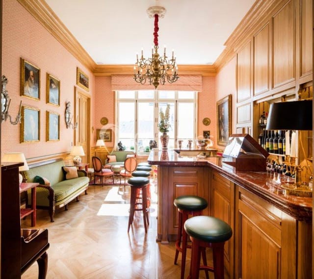 Seymour Weller in elegant lounge at Le Clarence, ideal for networking events and meetings.