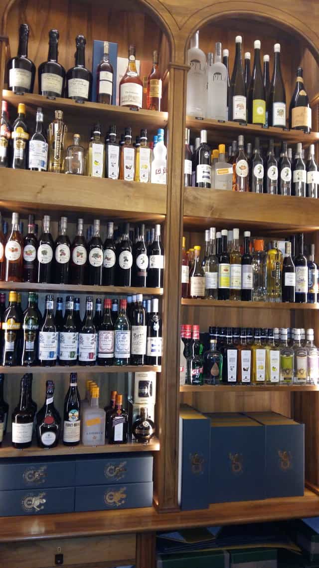 Well-stocked wine bar at La Cave du Château, perfect for events and networking.
