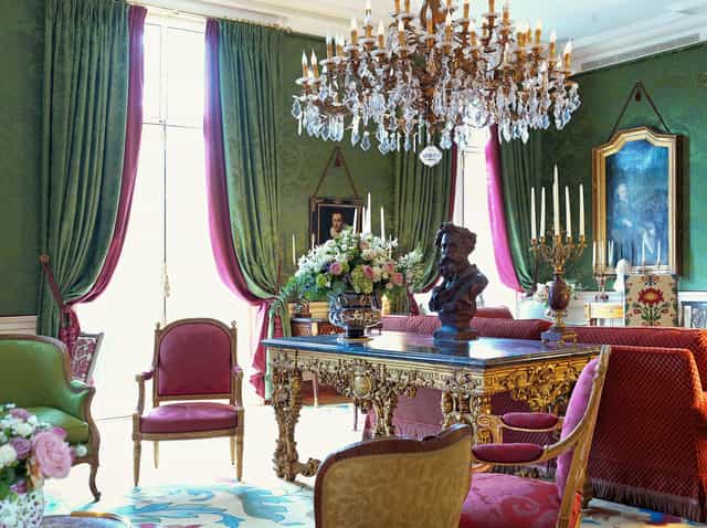 Elegant meeting space with green walls, ideal for high-profile events and gatherings.