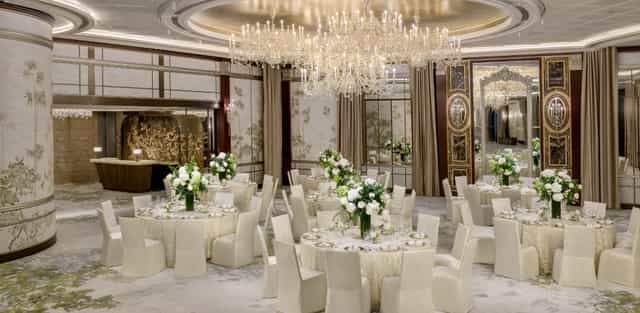Elegant banquet hall with round tables, ideal for weddings and corporate events.