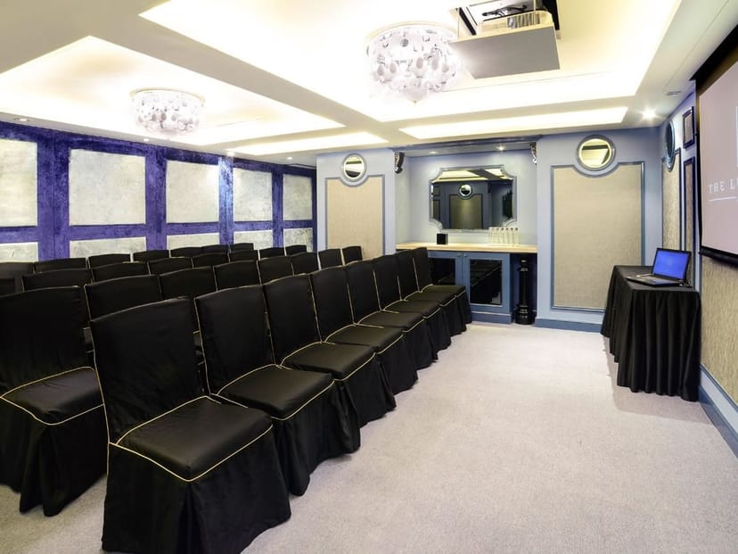 Elegant meeting room at The Luxe Manor, perfect for professional gatherings and training.