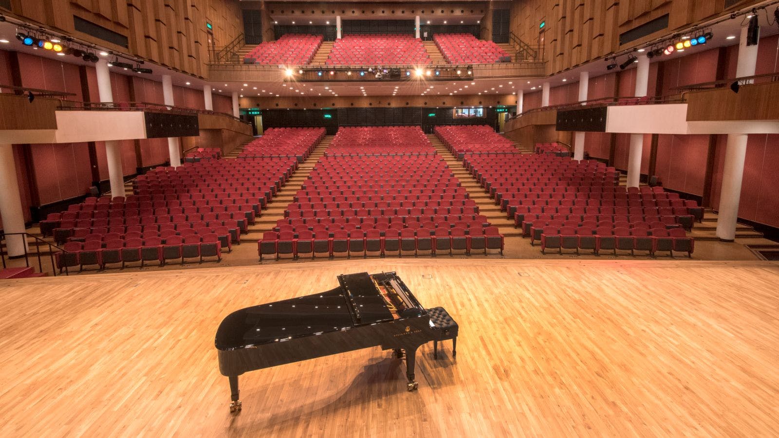 香港文化中心劇場 with grand piano, ideal for concerts and events.