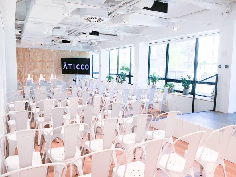 Modern workshop room with white chairs, ready for a professional presentation event.