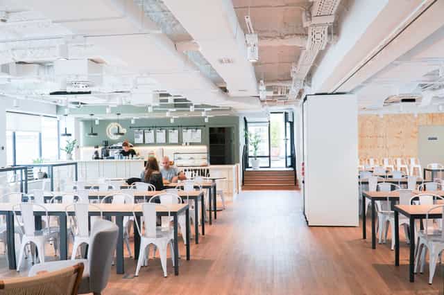 Modern workshop room in Aticco, ideal for networking events and casual meetings.