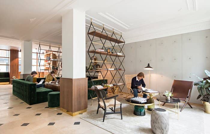 Modern lounge at Hotel Parister, ideal for networking events and meetings.
