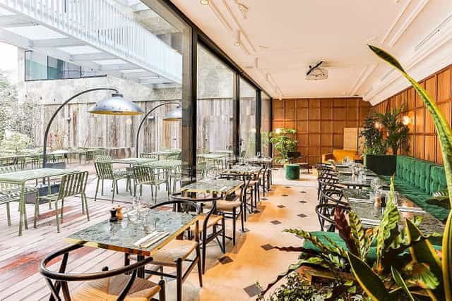 Stylish event space at Hotel Parister with natural light and elegant furnishings.