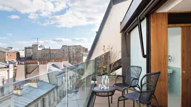 Stylish balcony at Hotel Parister for intimate meetings and networking events.